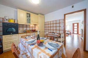 eine Küche und ein Esszimmer mit einem Tisch und Stühlen in der Unterkunft Appartamento Miorelli - Happy Rentals in Nago-Torbole