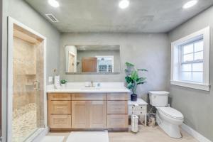 Un baño con lavabo, inodoro y espejo. en Modern Waterfront Pool Home with Direct Gulf Access, Pet Friendly!, en Cabo Coral 28 fotos más