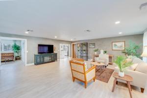 Una sala de estar con un sofá y un televisor. en Modern Waterfront Pool Home with Direct Gulf Access, Pet Friendly!, en Cabo Coral