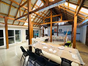 Habitación grande con mesa larga y sillas en Seven Star Lodge en Port Vila