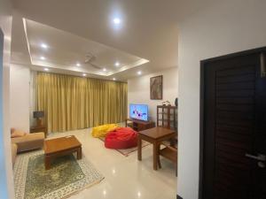 Μια τηλεόραση ή/και κέντρο ψυχαγωγίας στο Seaview Prima Villa Karon beach