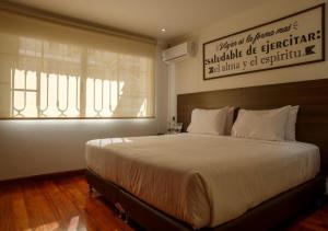 a bedroom with a large bed and a window at Hotel Agatalh Pinares Alto Pereira in Pereira