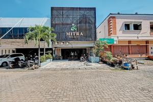 um parque de estacionamento em frente a um edifício em Collection O 92864 Mitra Residence em Semarang