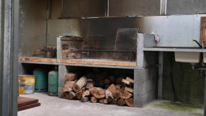 uma pilha de madeira de fogo em objectos de matéria-prima em L'Idolivier em La Plaine des Palmistes