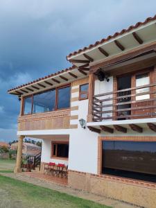 een uitzicht op een huis met een balkon bij El Bosque de la Villa Loft in Villa de Leyva