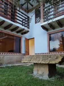 een stenen bank voor een huis bij El Bosque de la Villa Loft in Villa de Leyva