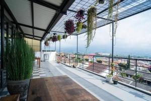 Tlekung的住宿－Urbanview Hotel Omah Anin Batu by RedDoorz，从植物建筑的顶部欣赏美景
