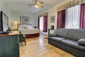 里穆斯基的住宿－奧伯格維埃耶住宅酒店，客厅配有床和沙发