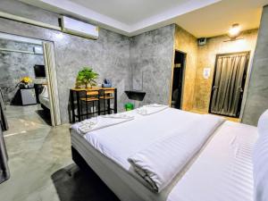 Postel nebo postele na pokoji v ubytování The Loftel Resort