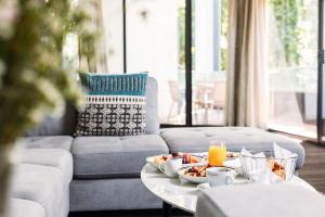 un soggiorno con tavolo e cibo sopra di Crowne Plaza Canberra, an IHG Hotel a Canberra