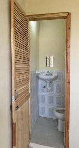 ein Badezimmer mit Waschbecken und Toilette in der Unterkunft Casa Mediterraneo in Chamela