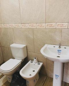 HOSPEDAJE LA NORMA في باسو دي لوس ليبريس: حمام مع مرحاض ومغسلة