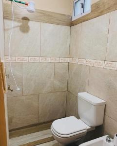 ein Bad mit einem WC und einem Waschbecken in der Unterkunft HOSPEDAJE LA NORMA in Paso de los Libres