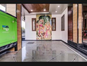 een kamer met een groot schilderij aan de muur bij 7horses holidays homes in Udaipur