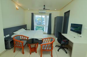 TV a/nebo společenská místnost v ubytování RIVULET HOTEL APARTMENTS + 12 fotografií