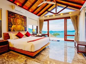 Sandalwood Luxury Villa Resort في شاطئ لاماي: غرفة نوم بسرير كبير ونافذة كبيرة