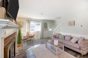 Una sala de estar con un sofá y una chimenea. en Comfy Family-size Townhome 2BR-5 People near Old town Arvada-10min walk, en Arvada