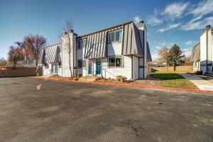una casa al lado de una calle en Comfy Family-size Townhome 2BR-5 People near Old town Arvada-10min walk, en Arvada