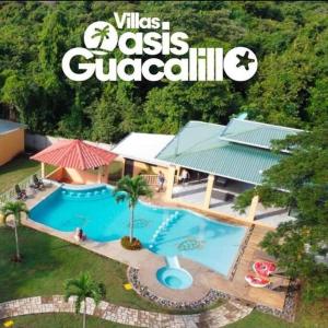 una vista aérea de una piscina en un complejo en VILLA FAMILIAR Oasis Guacalillo, en Tarcoles
