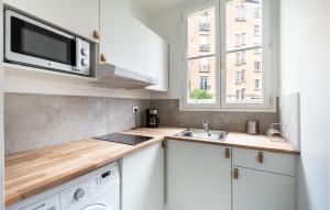 Η κουζίνα ή μικρή κουζίνα στο Awesome Apartment In Colombes With Wifi