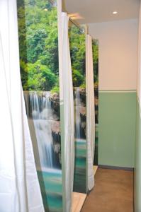 蓋爾森基興的住宿－Hostel KarMa，从窗户可欣赏到瀑布的景色