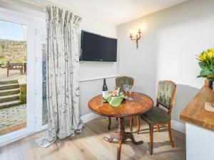 uma sala de jantar com uma mesa e cadeiras e uma janela em Angel Lane em Alnwick
