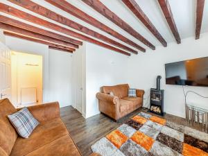 a living room with two couches and a tv at Rose Cottage - Uk45971 in Yarm