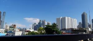 uma vista para o horizonte da cidade com edifícios altos em Masterpiece Staycation Makati em Manila