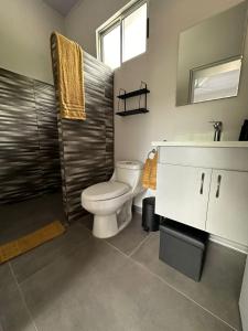 Koupelna v ubytování CASA MARIPOSA en Punta Leona a 500 metros de la playa FULL EQUIPADA Espacio y precio a tu medida Posibilidad de alquilar la casa entera, dos apartamentos abajo con cocina y jacuzi o 2 cuartos con baños privados en la planta alta Para 1 a 22 personas + 52 fotografií