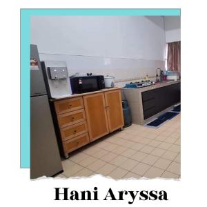 シャー・アラムにあるHani Aryssa Homestayのシンクと冷蔵庫付きのキッチン