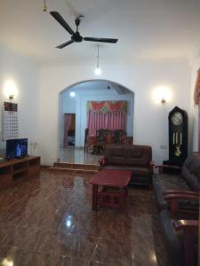 - un salon avec un canapé et un ventilateur de plafond dans l'établissement Ranmini Home Stay, à Anurâdhapura