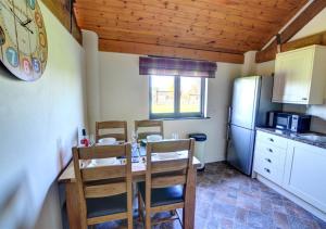 LlandinamにあるCorlanのキッチン(テーブル、椅子、冷蔵庫付)