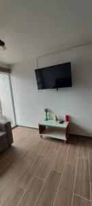 a living room with a flat screen tv on a wall at Lindo Apartamento en Parque Mateo in Guatemala