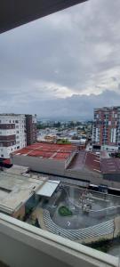 uma vista para uma cidade com edifícios e uma rua em Lindo Apartamento en Parque Mateo em Guatemala