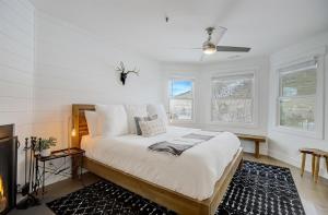 biała sypialnia z dużym łóżkiem i oknami w obiekcie Powder Ridge Skiers Retreat by AvantStay Large Modern Home Close to Park City Resort w Views w mieście Park City