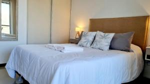 Postel nebo postele na pokoji v ubytování Departamento frente a lago Carlos Paz - Villa Siquiman - Complejo Veneto Village + 31 fotografií