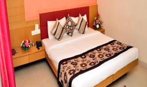 - une chambre avec un grand lit dans l'établissement FabHotel Supreme, à Marmagao