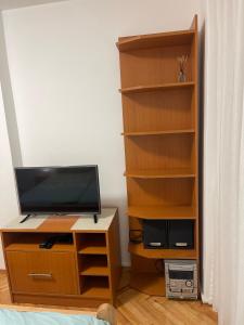 A television and/or entertainment centre at Apartman IN