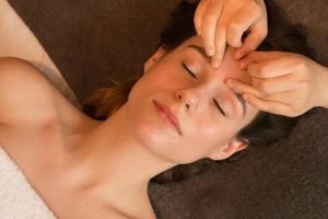 a woman is making a star with her hands at Maison Dougnac La Chamane in Fleurance