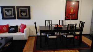 comedor con mesa y sofá blanco en duplex de lujo en medio del paraiso en Teira