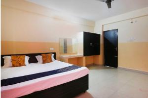En eller flere senger på et rom på OYO Hotel Yamuna Banquet & Resort