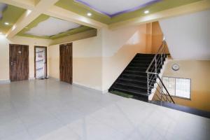 een kamer met een trap in een gebouw bij OYO Hotel Yamuna Banquet & Resort in Dhanbad