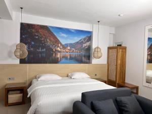 ein Schlafzimmer mit einem Bett und einem großen Wandgemälde in der Unterkunft Fastrooms Bekasi in Bekasi