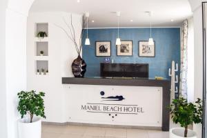 レトイアンニにあるManiel Beach Hotelの暖炉のあるマンザニージャ・ビーチホテルのロビー