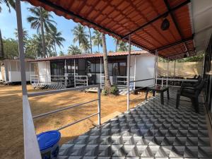 Um pátio ou outra área exterior em LAKSHDEEP COTTAGES