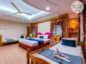 1 dormitorio con 2 camas con un animal de peluche en Pelangi homestay by JBcity Home, en Johor Bahru