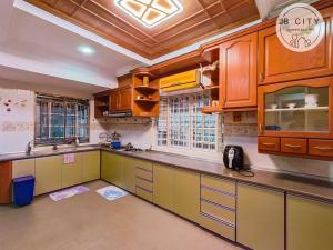 cocina grande con armarios y encimeras de madera en Pelangi homestay by JBcity Home, en Johor Bahru