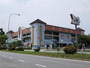 un gran edificio al lado de una carretera en Pelangi homestay by JBcity Home, en Johor Bahru
