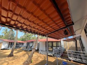 Uma varanda ou terraço em LAKSHDEEP COTTAGES