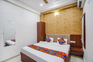 Postel nebo postele na pokoji v ubytování FabHotel Siddhant